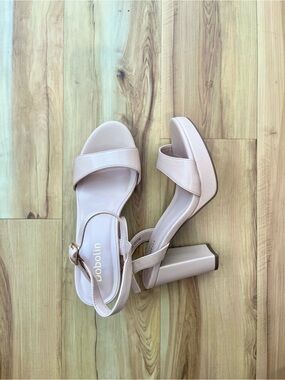 NWOT 3.5 inch Nude Heels